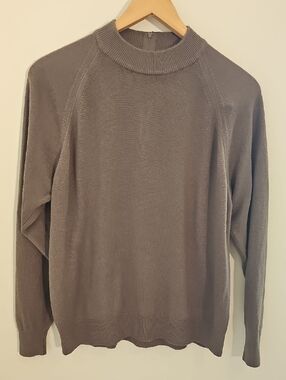 Womens Classic Crewneck‎ Sweater in Taupe. Size 42, XL. DESIGNERS ORIGINALS.